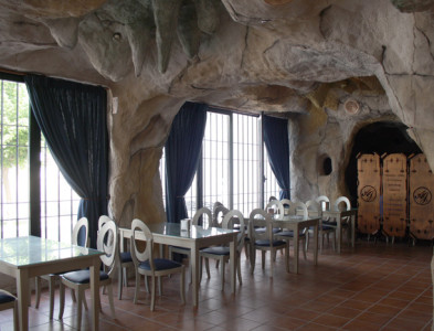 Decoración del restaurante Artesanos Juantxo en Cuevas de Aracena